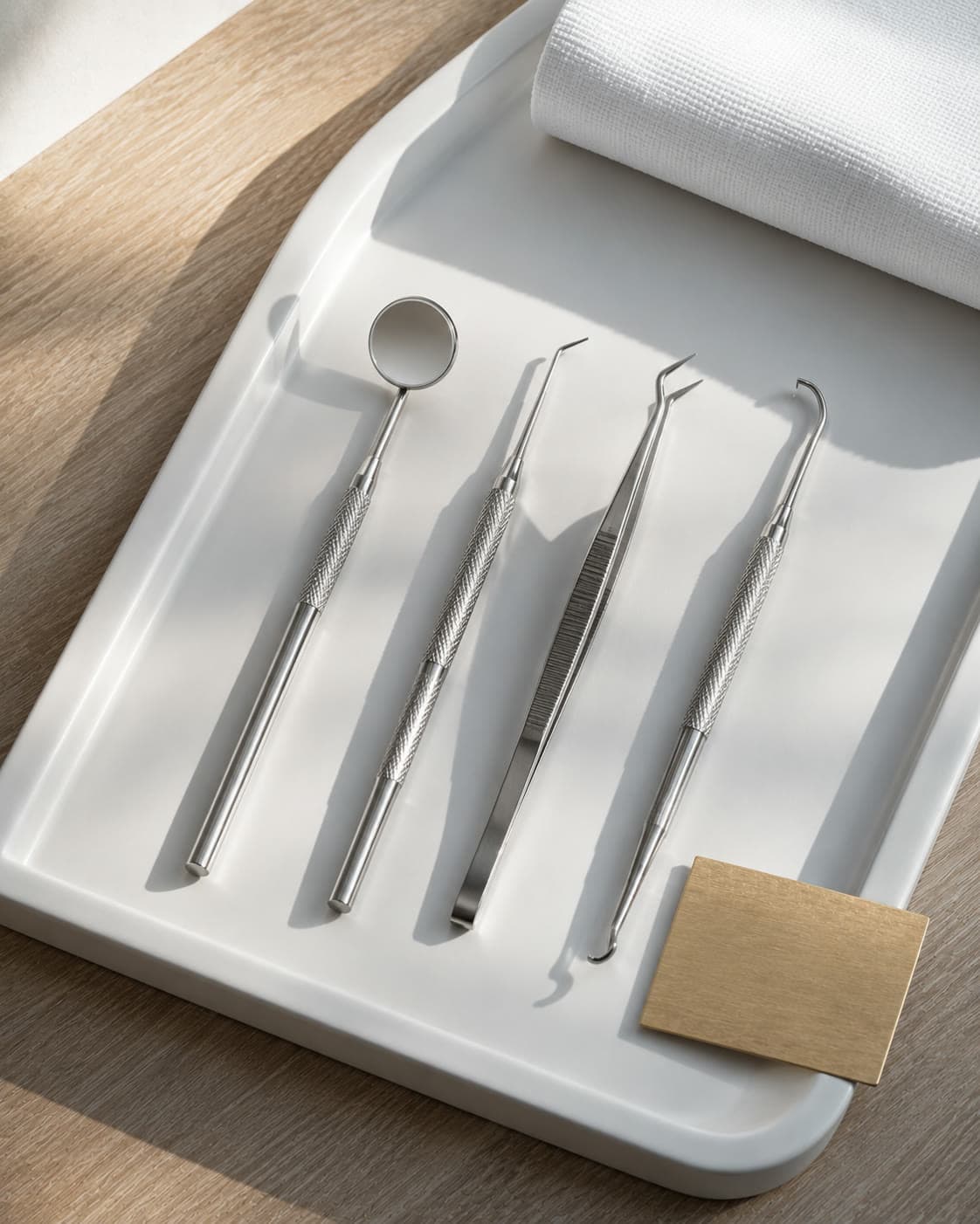 Instruments de précision disposés sur un plateau, plan rapproché.